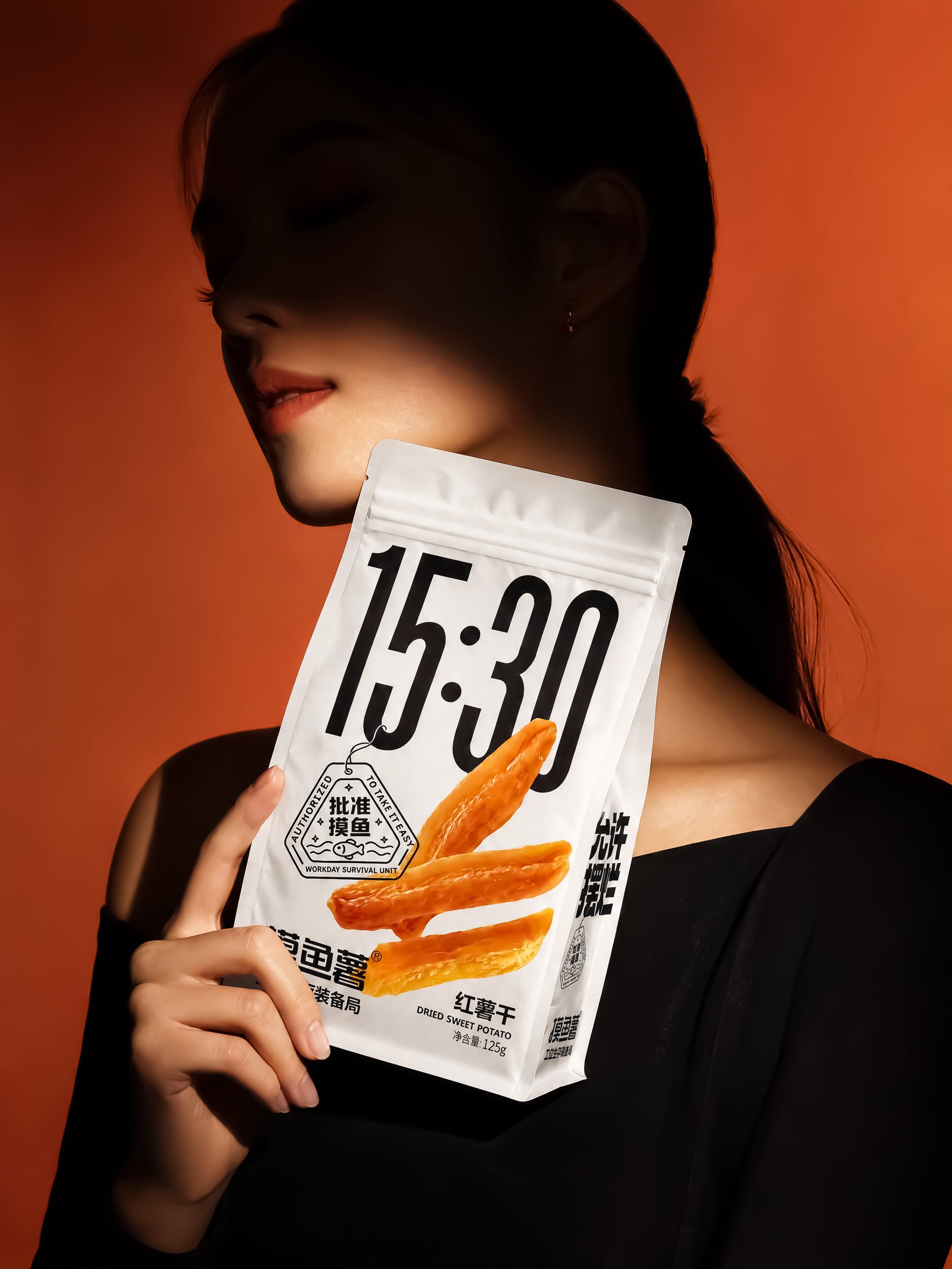 摸鱼薯白色包装人物场景
