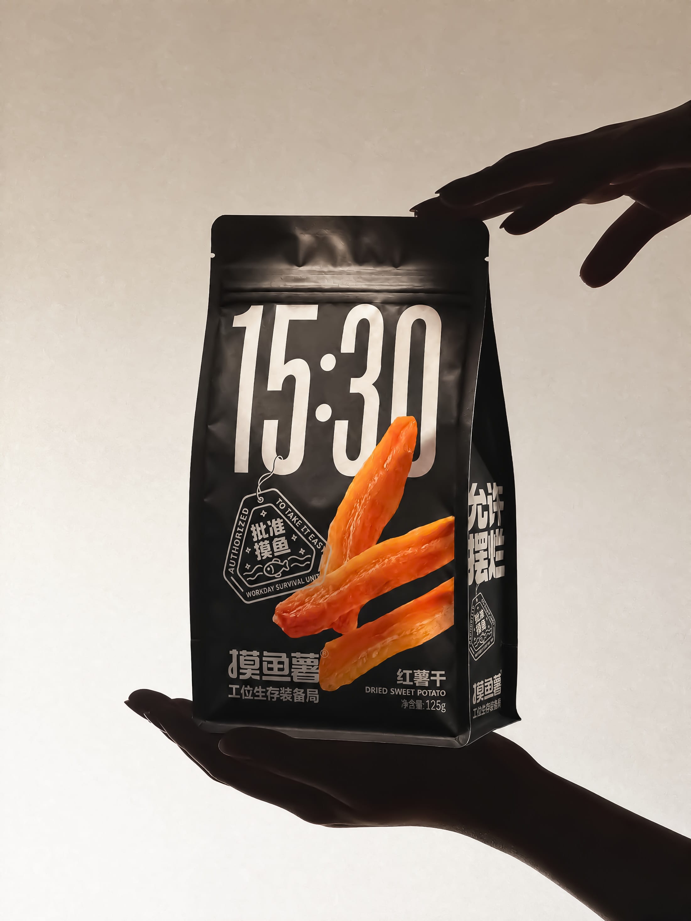 摸鱼薯黑色包装手持场景